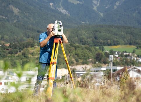 Vermesser im Außendienst von GEO-GEM Vermessung ZT aus Innsbruck