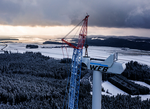 Montage eines Windrades in einem Windpark