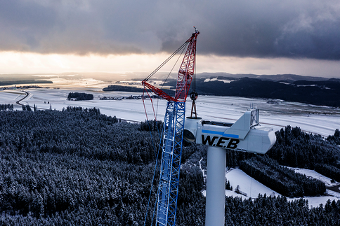 Montage eines Windrades in einem Windpark