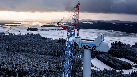 Montage eines Windrades in einem Windpark