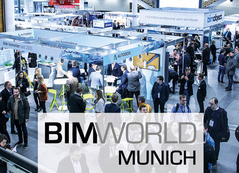 Große Messehalle voller Besucher und Aussteller; zahlreiche Messestände bieten Informationen und Networking-Möglichkeiten. Im Vordergrund ist ein Banner mit 'BIMWORLD MUNICH' zu sehen.