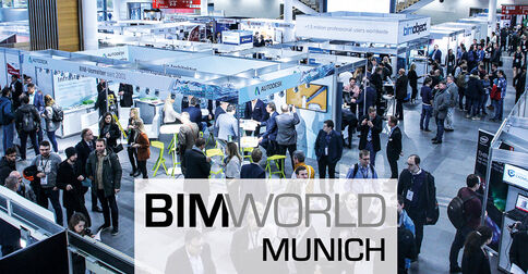 Große Messehalle voller Besucher und Aussteller; zahlreiche Messestände bieten Informationen und Networking-Möglichkeiten. Im Vordergrund ist ein Banner mit 'BIMWORLD MUNICH' zu sehen.
