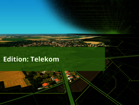 Luftaufnahme eines ländlichen Ortes mit Feldern und Häusern. In der Bildmitte ein grün-transparentes Rechteck mit dem Text 'Edition: Telekom'. Im Hintergrund ein abstraktes, grünliches Netzmuster, das dem Bild eine technikbetonte Wirkung verleiht.