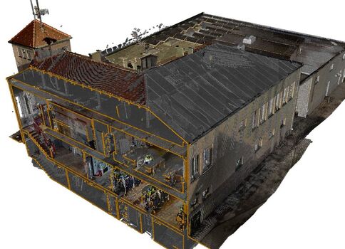 Eine 3D-Querschnitt-Darstellung eines mehrstöckigen Gebäudes mit offenen Innenräumen, Möbeln und mehreren Personen; außen sichtbarer Turm am linken Eck.