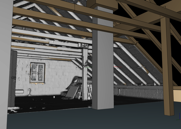 Innenansicht eines Dachbodens mit freiliegenden Holzbalken und Sparren. Eine Betonstütze steht in der Mitte. Im Hintergrund eine weiße Wand mit kleinem Fenster; der Boden wirkt dunkel. Draußen fällt Schnee ins Dachgeschoss.