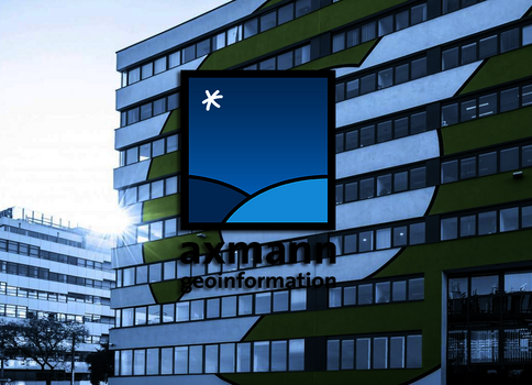 Moderne Bürogebäudefassade mit einem überlagerten blauen Firmenlogo: ein Quadrat mit einem weißen Stern und geschwungenen Linien, darunter der Schriftzug "axmann geoinformation".