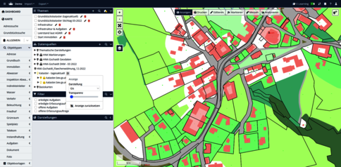 Screenshot einer GIS-Kartenanwendung mit einer farbcodierten Karte: grüne Felder, rote Gebäude und graue Straßen; links eine Seitenleiste mit Menüs und Legende. Zeigt ein Siedlungsgebiet mit Straßennetz und umliegenden Grünflächen.