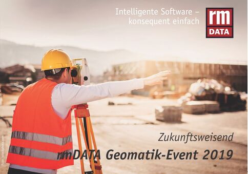 Auf einer Baustelle arbeitet ein Mann in Gelbhelm und orangefarbener Weste mit einem Vermessungsgerät auf einem Stativ; im Hintergrund liegen Baumaterialien und Bauwerkzeuge.