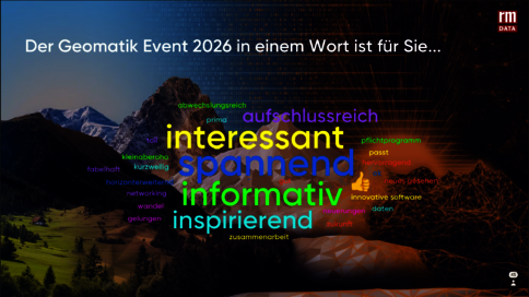 Werbebanner zum Geomatik-Event 2026. Links eine Berglandschaft, rechts ein dunkles, digitales Muster. In der Mitte eine bunte Wortwolke mit Begriffen wie interessant, spannend, informativ, inspirierend; oben steht der Text: 'Der Geomatik Event 2026 in einem Wort ist für Sie...'.