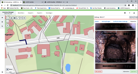 Eine Kartenansicht eines Wohngebiets mit roten Gebäuden, Straßen und grünen Flächen; eine blau markierte Route führt durch das Gebiet, und im unteren Bereich liegt ein kleiner See.