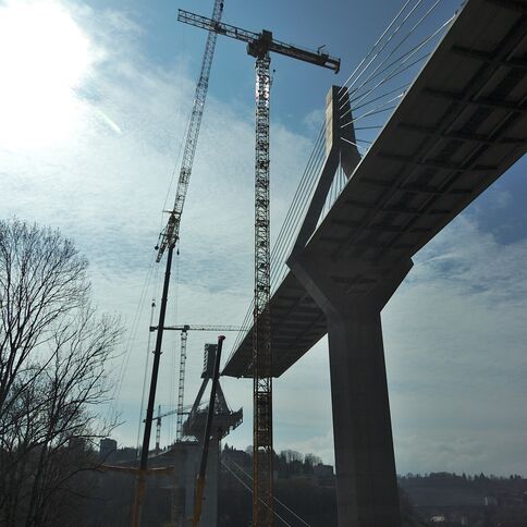 Die Überwachungsmessungen der  850 Meter lange Poya-Brücke übernimmt Schütz & Péclard SA.