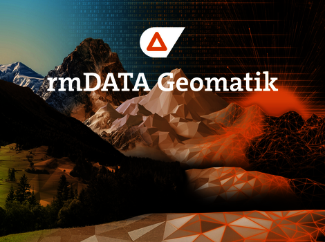 Eine bergige Landschaft: links grüne Wälder und Wiesen bei Tageslicht, rechts dunkle, orange-rote Geometrie-Formen. In der Mitte oben befindet sich das rmDATA Geomatik-Logo mit dem Schriftzug rmDATA Geomatik, der Natur und digitale Geomatik verbindet.
