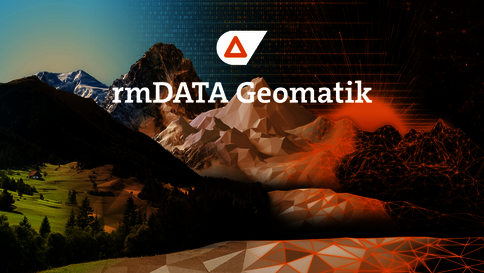 Eine bergige Landschaft: links grüne Wälder und Wiesen bei Tageslicht, rechts dunkle, orange-rote Geometrie-Formen. In der Mitte oben befindet sich das rmDATA Geomatik-Logo mit dem Schriftzug rmDATA Geomatik, der Natur und digitale Geomatik verbindet.