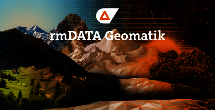 Eine bergige Landschaft: links grüne Wälder und Wiesen bei Tageslicht, rechts dunkle, orange-rote Geometrie-Formen. In der Mitte oben befindet sich das rmDATA Geomatik-Logo mit dem Schriftzug rmDATA Geomatik, der Natur und digitale Geomatik verbindet.