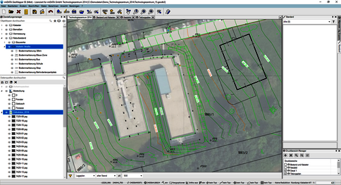 Satellitenaufnahme eines Gebäudekomplexes mit Geländekonturen (Höhenlinien) und Grundstücksgrenzen, dargestellt in einer GIS-Ansicht.