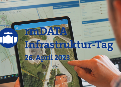 Eine Person nutzt ein Tablet mit Kartenanzeige, während im Hintergrund Monitore Kartendaten darstellen. Über dem Tablet steht der Text 'rmDATA Infrastruktur-Tag, 26. April 2023'.