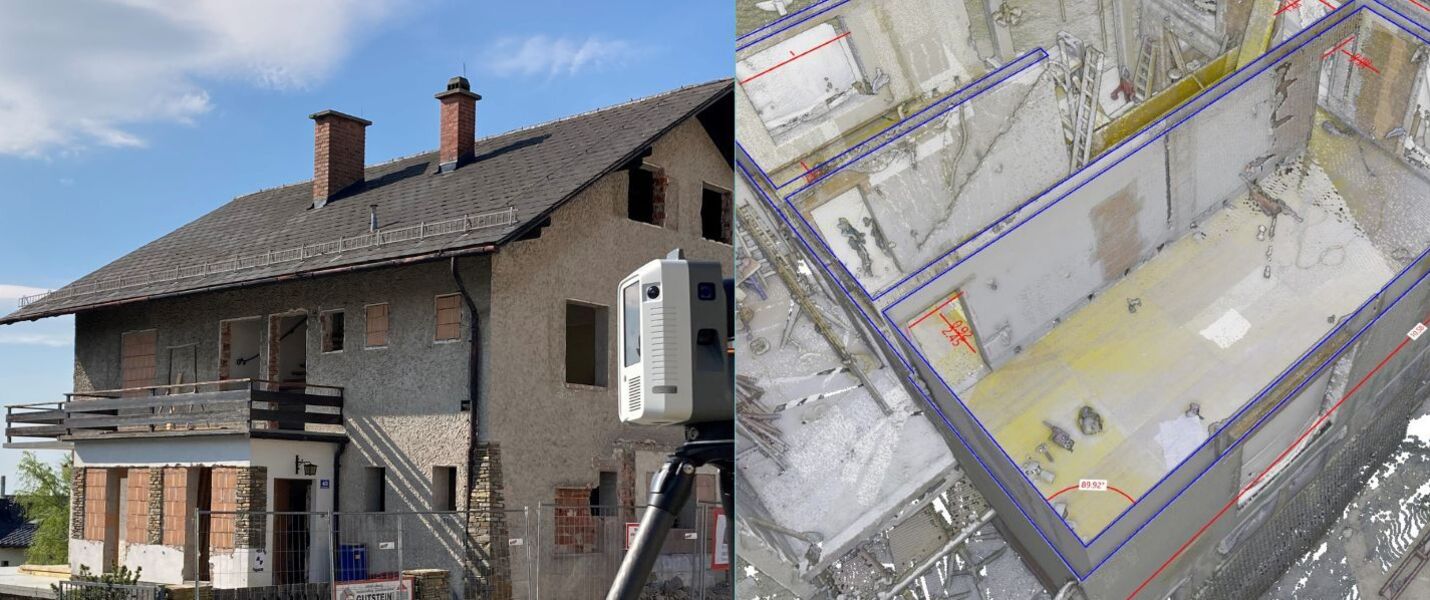 Geteilter Blick auf eine Baustelle: Links ein zweistöckiges Backsteinhaus mit Balkon und Außengeräten. Rechts ein Innenraum mit Rohbetonwänden, gelbem Boden und Absperrungen.