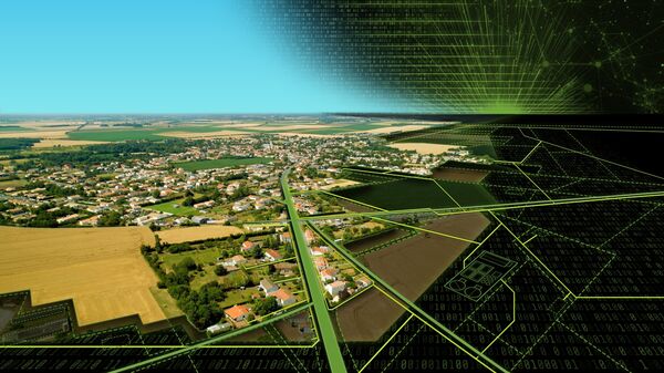 Luftaufnahme einer ländlichen Siedlung mit Feldern und einer Hauptstraße, die durch das Dorf führt. Rechts darüber liegt eine grün-schwarze digitale Netz- und Hexagon-Grafik, die Technologie oder Vernetzung symbolisiert.