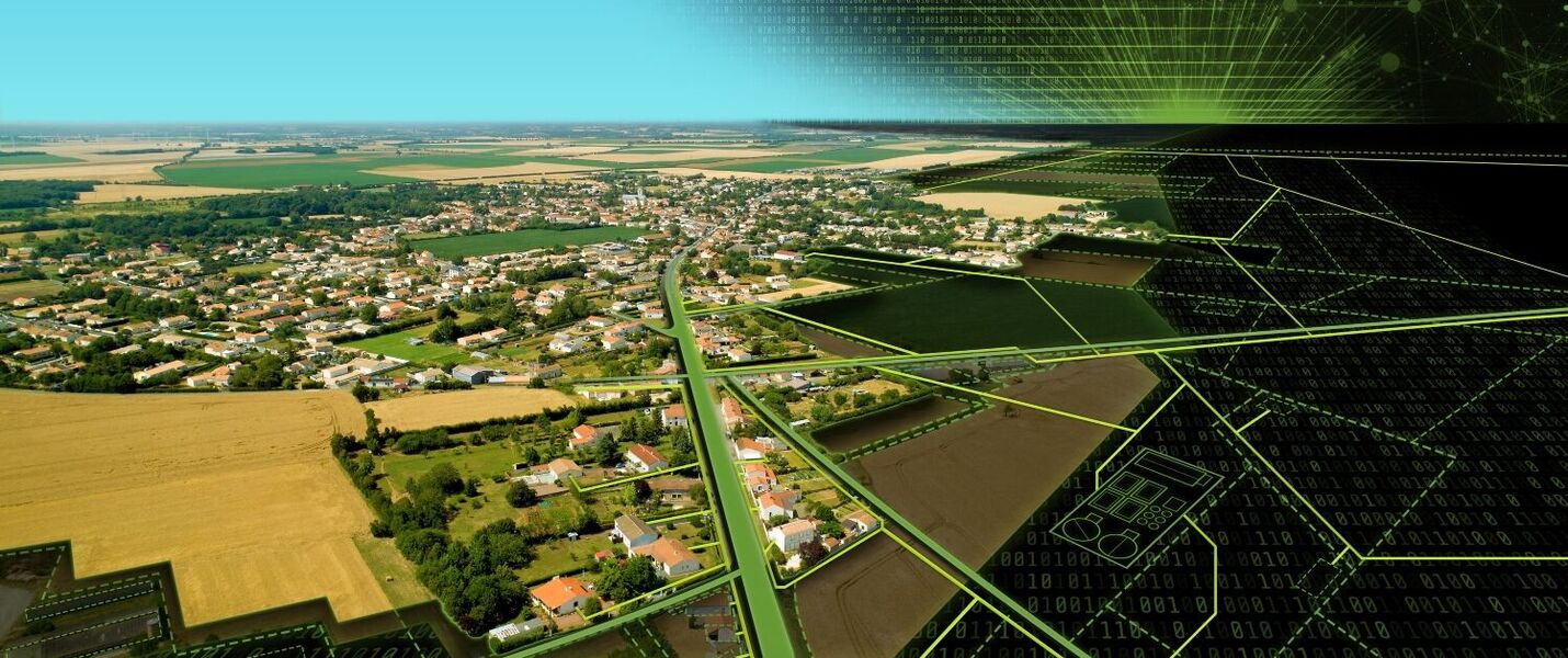 Luftaufnahme einer ländlichen Siedlung mit Feldern und einer Hauptstraße, die durch das Dorf führt. Rechts darüber liegt eine grün-schwarze digitale Netz- und Hexagon-Grafik, die Technologie oder Vernetzung symbolisiert.