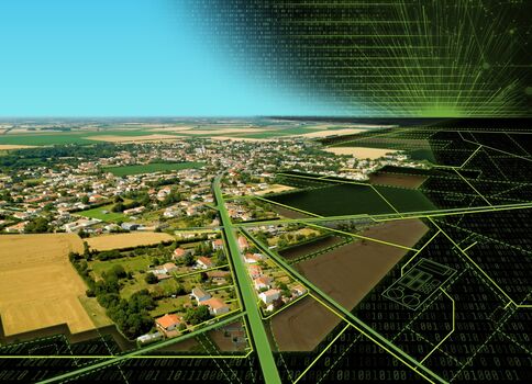 Luftaufnahme einer ländlichen Siedlung mit Feldern und einer Hauptstraße, die durch das Dorf führt. Rechts darüber liegt eine grün-schwarze digitale Netz- und Hexagon-Grafik, die Technologie oder Vernetzung symbolisiert.