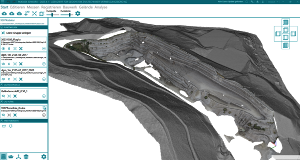 3D-Geologie-Geländemodell einer bergigen Landschaft mit dunklen, schichtigen Gesteinsschichten; eine tiefe Schlucht durchzieht die Mitte; Graustufen-Darstellung.