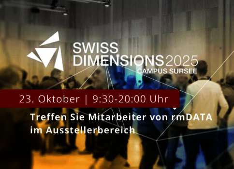 Werbebanner für Swiss Dimensions 2025 am Campus Sursee. Hintergrund zeigt eine Messe mit Menschenmenge; großer Schriftzug SWISS DIMENSIONS 2025. Roter Balken mit Datum und Uhrzeit: 23. Oktober, 9:30–20:00 Uhr. Hinweis: Treffen Sie rmDATA-Mitarbeiter im Ausstellerbereich.