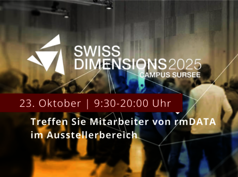 Werbebanner für Swiss Dimensions 2025 am Campus Sursee. Hintergrund zeigt eine Messe mit Menschenmenge; großer Schriftzug SWISS DIMENSIONS 2025. Roter Balken mit Datum und Uhrzeit: 23. Oktober, 9:30–20:00 Uhr. Hinweis: Treffen Sie rmDATA-Mitarbeiter im Ausstellerbereich.