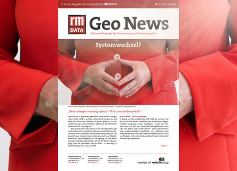 Eine Person in rotem Mantel formt mit beiden Händen ein Herz über dem Bauch; dahinter ein Magazincover mit der Aufschrift Geo News und dem Titel Systemwechsel?