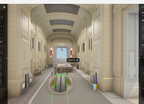 Eine lange Sandsteinhalle mit hohen Arkaden und gewölbter Decke. Säulenlinien ziehen sich beidseitig, die Perspektive endet an einer hellen Türöffnung am Ende des Gangs. Der Innenraum wirkt monumental, museumartig und architektonisch beeindruckend.