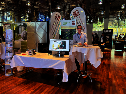 Der Stand von rmDATA INFOSYSTEME am Fiber Summit 2023 mit dem Telekommunikations-Experten Martin Galanda-John.