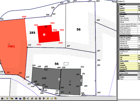 Plan cadastral coloré montrant des parcelles délimitées en bleu et gris; parcelle principale en orange numérotée 7001, entourée de parcelles 7002–7004. À droite, une fenêtre détaille les propriétés cadastrales.