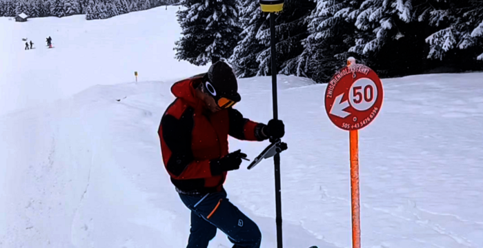 Sämtliche Pistenschilder und Absperrungen im Skigebiet wurden mittels GNSS-Messungen in der mobilen Anwendung rmDATA Mobile erfasst.