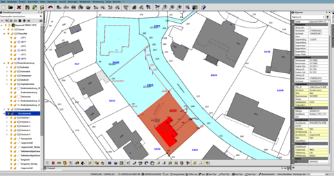 Carte cadastrale d’un quartier montrant une rivière bleue traversant des parcelles grises; une parcelle centrale est rouge et une autre est cyan, entourant des bâtiments environnants.