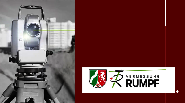 Vermessungs-Theodolit auf Stativ vor einer Baustelle; grüner Laserstrahl aus dem Gerät. Rechts unten Logo mit dem Text VERMESSUNG RUMPF und einem Schildemblem.
