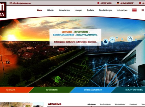 Screenshot der RM Data Firmenwebseite: Logo rm DATA oben links, Navigationsleiste mit Home, Aktuelles, Kompetenzen, Lösungen. Zentral eine Collage aus Sonnenuntergang, Geomatik-/Datenmanagement-Symbolen und einem modernen Gebäudekomplex mit Netzgrafiken; unten eine farbige Menuleiste mit Geomatik, Informationssysteme, Datenmanagement und Reality Capture.