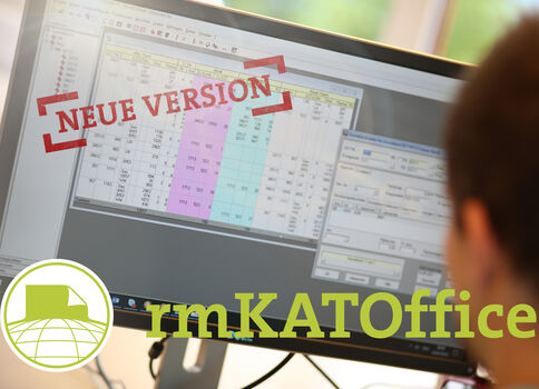 Computerbildschirm zeigt eine tabellenartige Übersicht mit farblich markierten Feldern. Ein roter Stempel „NEUE VERSION“ liegt darüber. Unten links erscheinen das rmKATOffice-Logo und der Name der Software.