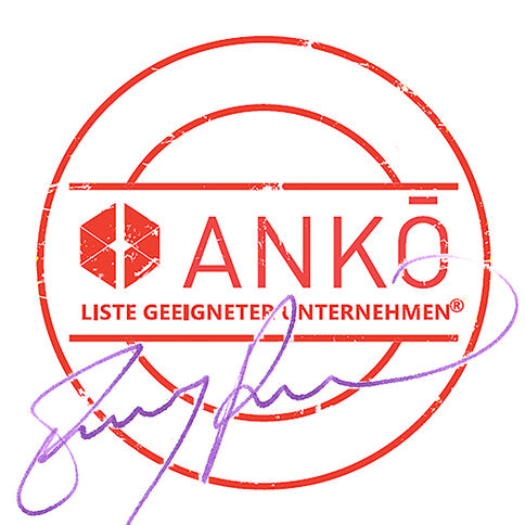 Roter Rundstempel mit der Aufschrift ANKO und "Liste Geeigneter Unternehmen", links ein sechseckiges Logo; ein lilafarbener Signaturstrich kreuzt den Stempel.