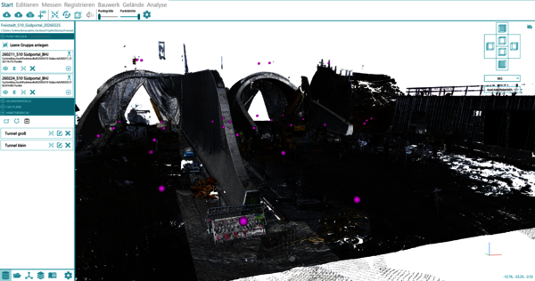 Eine 3D-Punktwolke eines beschädigten Tunnel- oder Brückenabschnitts: dunkle Stahlbögen, Träger und Reste, mit verstreuten pinken Markierungspunkten, dargestellt in einer 3D-Scan-Software.