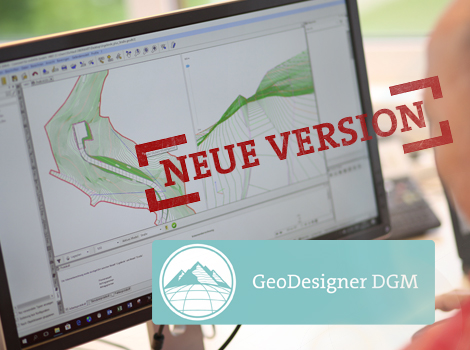 Bild zeigt einen Computerbildschirm mit Geodaten-Software; auf der Karte sind grüne Konturen, rote Markierungen und ein überlagerter Stempel "NEUE VERSION". Unten rechts befindet sich ein Logo-Banner "GeoDesigner DGM".