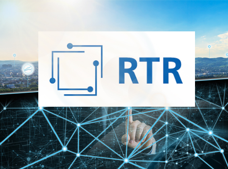 RTR-Logo auf einem weißen Rechteck: ein blaues, abstraktes Schaltkreis-Symbol links und die Buchstaben RTR rechts; vermittelt Technologie und Vernetzung.