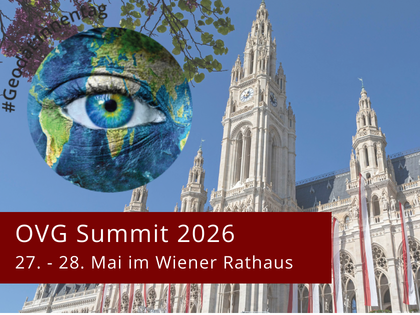Das Wiener Rathaus mit seinen Türmen steht vor blauem Himmel. Im Vordergrund schwebt eine Erdkugel mit einem großen blauen Auge. Unten links ein roter Banner mit "OVG Summit 2026, 27.–28. Mai im Wiener Rathaus".