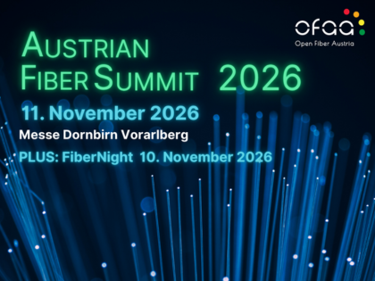 Plakat für den Austrian Fiber Summit 2026: Grüne Neonüberschrift mit Datum 11. November 2026 und Ort Messe Dornbirn Vorarlberg; Hinweis auf FiberNight am 10. November 2026; blauer Hintergrund mit leuchtenden Fasersträngen; Open Fiber Austria-Logo oben rechts.