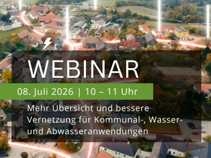 Luftaufnahme einer Kleinstadt mit grünem Umland. Überlagertes Banner zeigt WEBINAR, Datum 01. Juli 2026, 10–11 Uhr, sowie den Hinweis: Mehr Überblick und bessere Vernetzung für Kommunal-, Wasser- und Abwasseranwendungen.