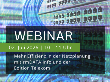 Bild von Netzwerkverkabelung und Serverracks. Ein dunkles Overlay zeigt eine Webinar-Ankündigung: "WEBINAR", "02. Juli 2026 | 10–11 Uhr" und das Thema "Mehr Effizienz in der Netzplanung mit rmDATA Info und der Edition Telekom".